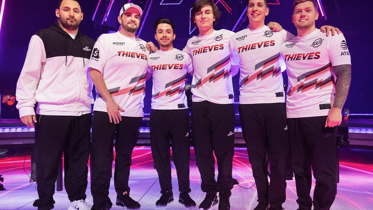 100 Thieves Valorant-Spieler stehen in weißen Trikots zusammen