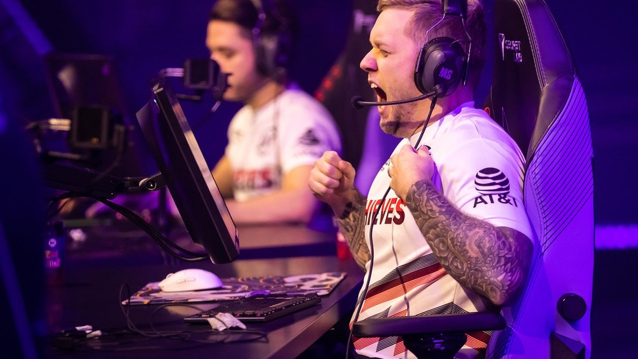 Ein 100 Thieves-Spieler feiert an seinem Turnier-Computer