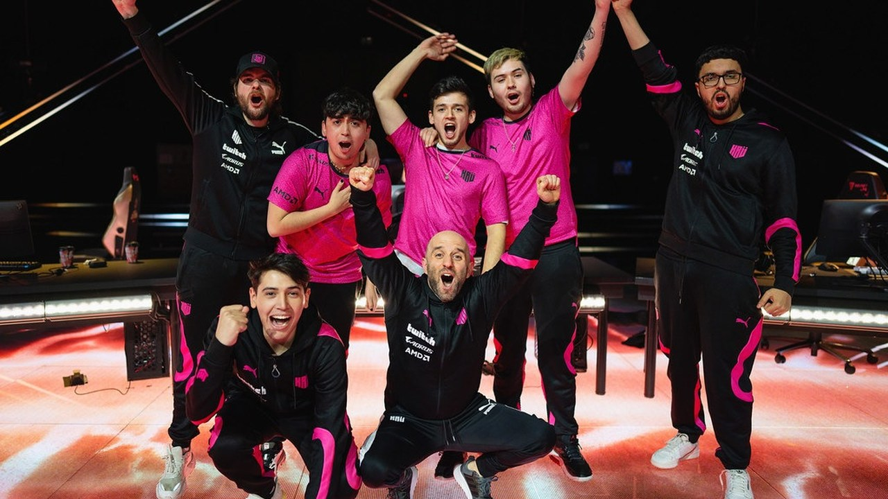 KRU Esports Valorant-Spieler feiern gemeinsam nach einem Match