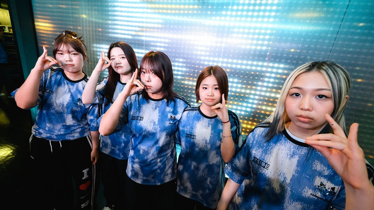 Ninetails-spelers poseren samen op een Game Changers-evenement