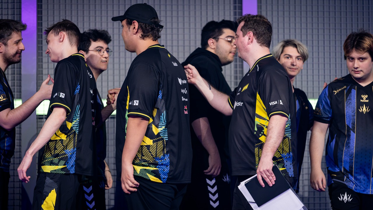 Игроки BBL Esports и NAVI обмениваются рукопожатиями после матча VCT EMEA