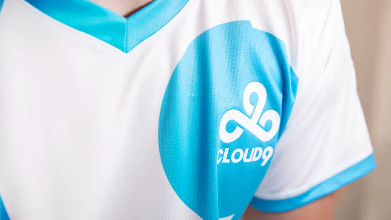 Nahaufnahme des Cloud9 2026 Pro-Kits mit dem Teamlogo auf einem blau-weißen Trikot