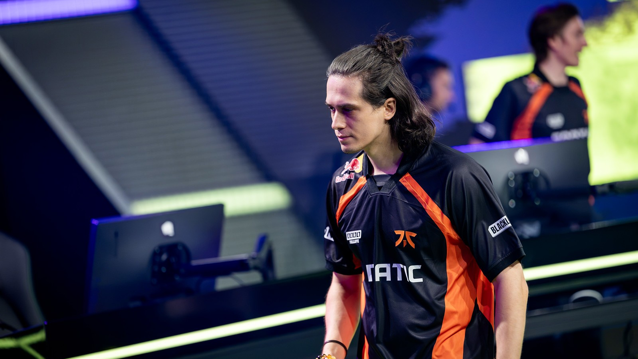 FNATIC-spelers op het VCT EMEA-podium tegen GIANTX