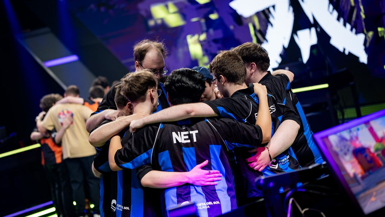 FNATIC-spelers vieren hun 2-0 seriezege op GIANTX