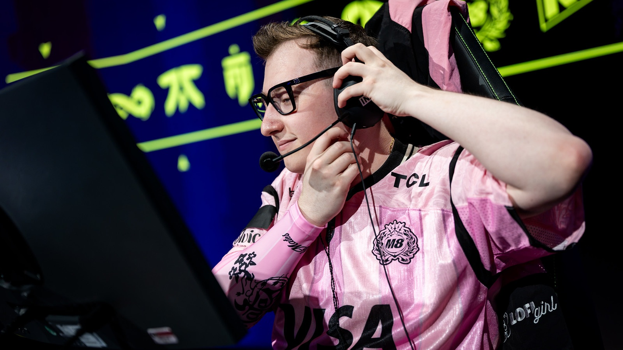 En Gentle Mates-spiller forbereder sig til den aktuelle kamp mod FUT Esports