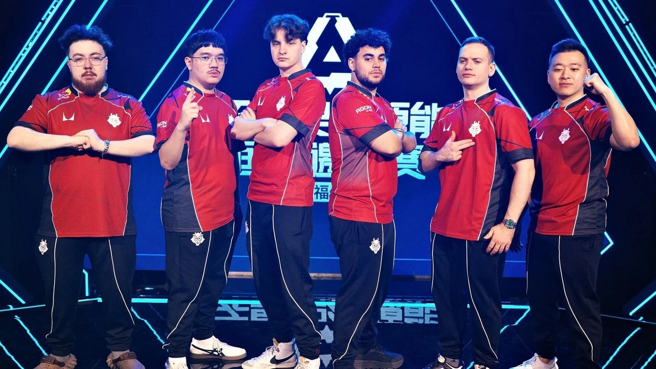 G2 Valorant-Spieler posieren gemeinsam in schwarzen Trikots
