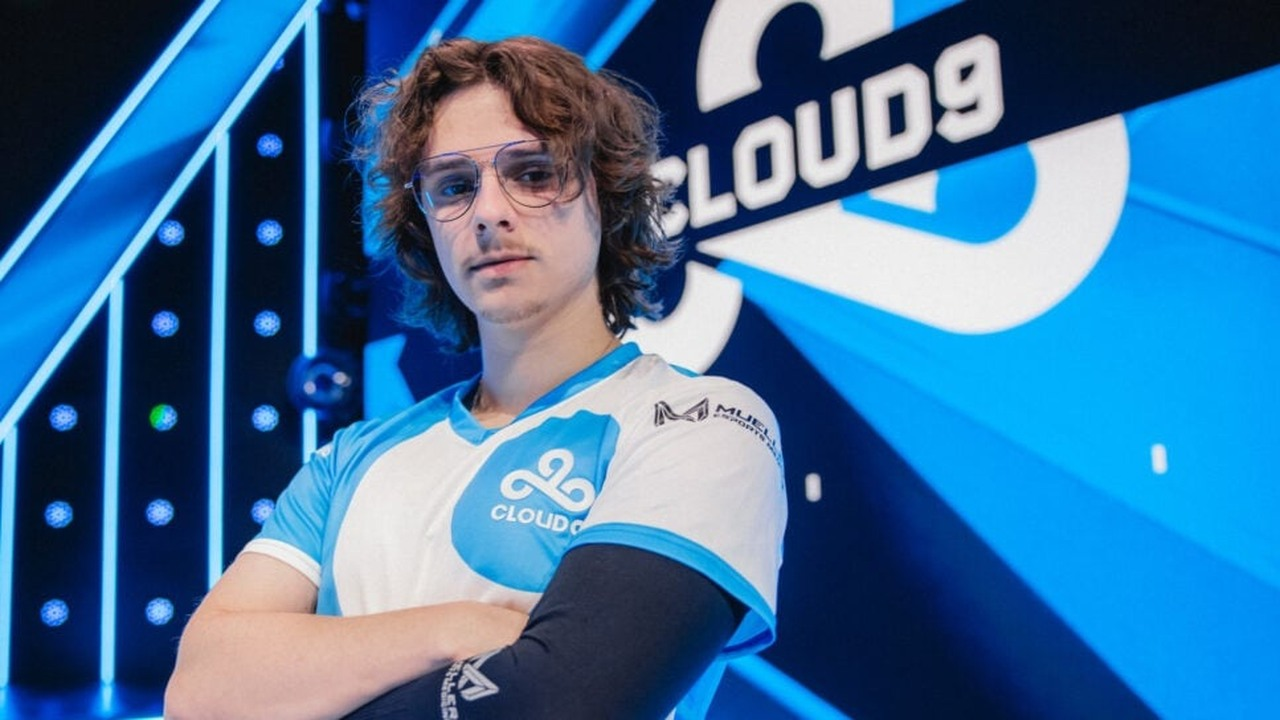 Cloud9 Valorant-Spieler posieren gemeinsam in Team-Trikots