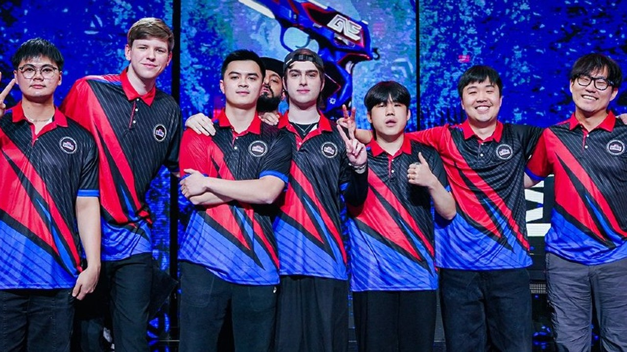 Игроки и сотрудники Global Esports позируют вместе на сцене Valorant