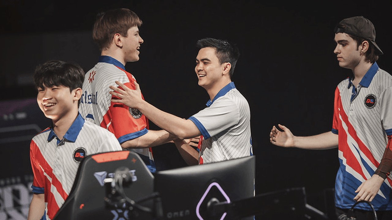 Четыре игрока Global Esports празднуют рядом со своими игровыми станциями