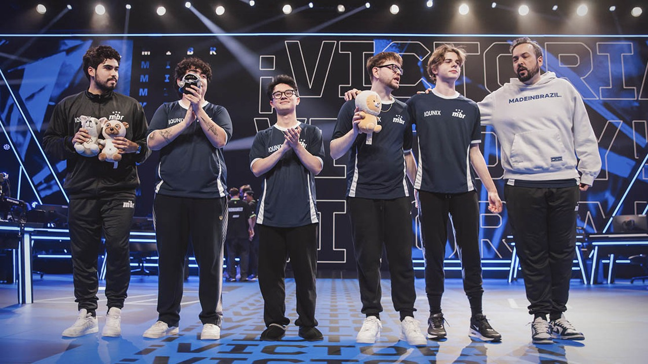MIBR Valorant-Spieler und -Mitarbeiter stehen zusammen auf der VCT-Bühne
