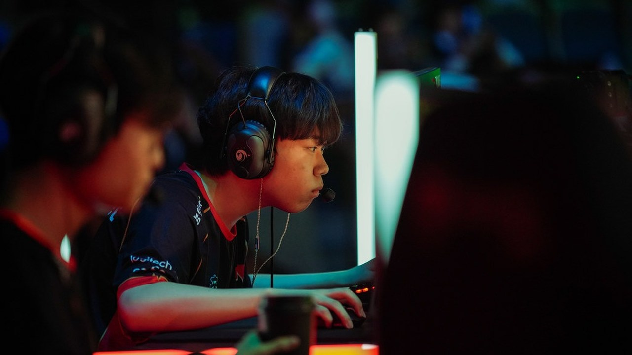 En Nongshim RedForce-spiller konkurrerer ved en turneringscomputer