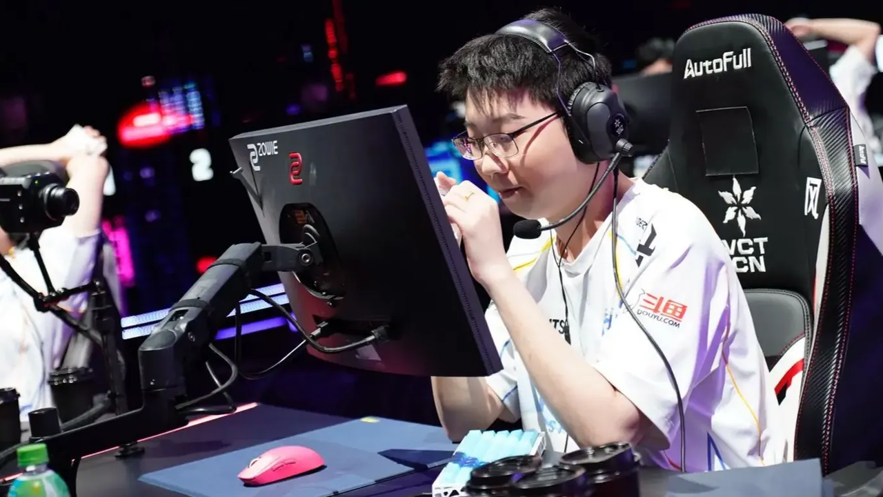 Два игрока Trace Esports сидят за своими компьютерами на сцене VCT China
