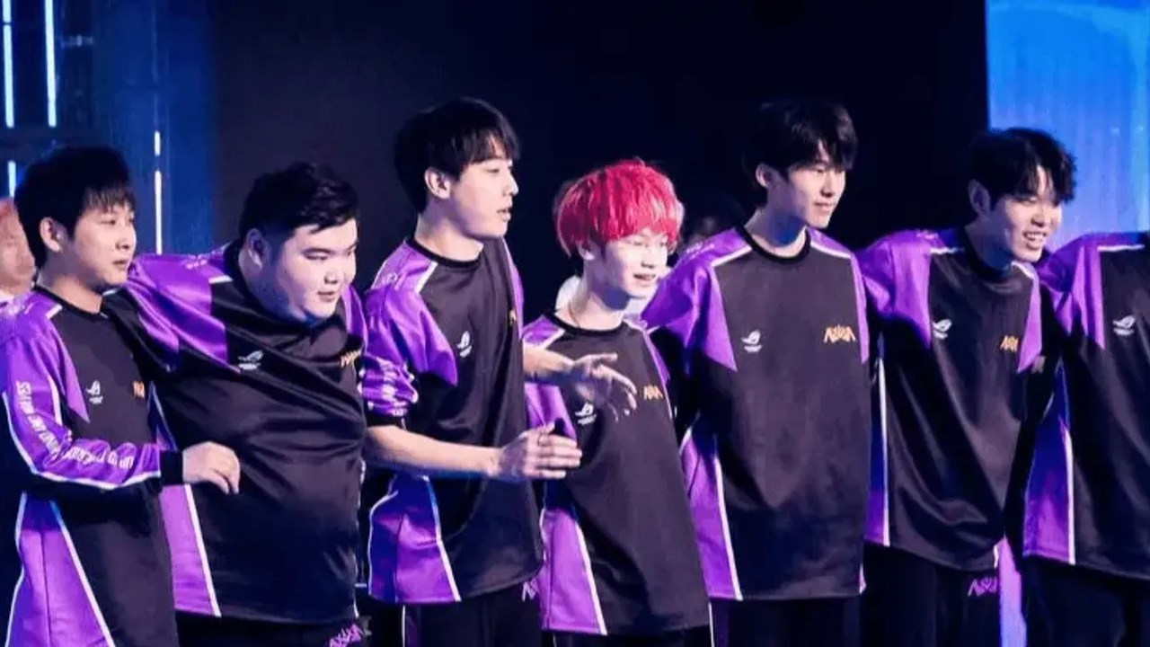 Nova Esports Valorant players stand together on stage