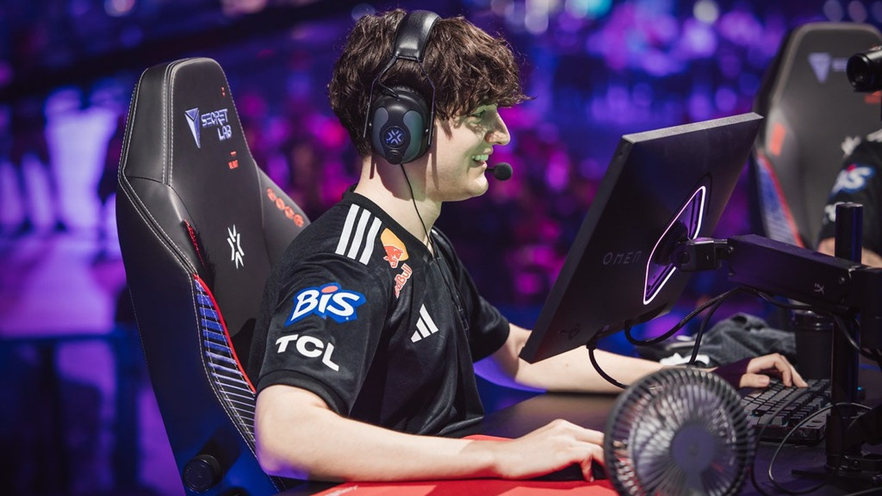 En FURIA Valorant-spiller konkurrerer ved en turneringscomputer