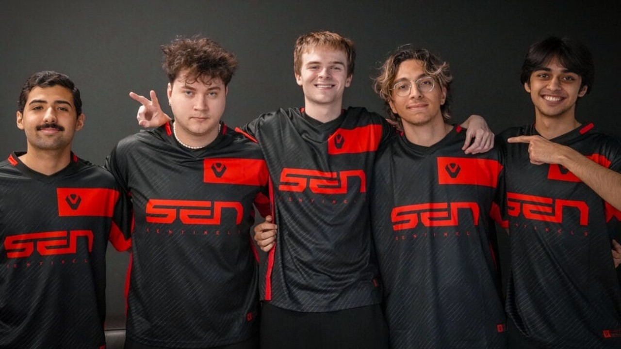 Sentinels Valorant-spelers poseren samen in teamtenues
