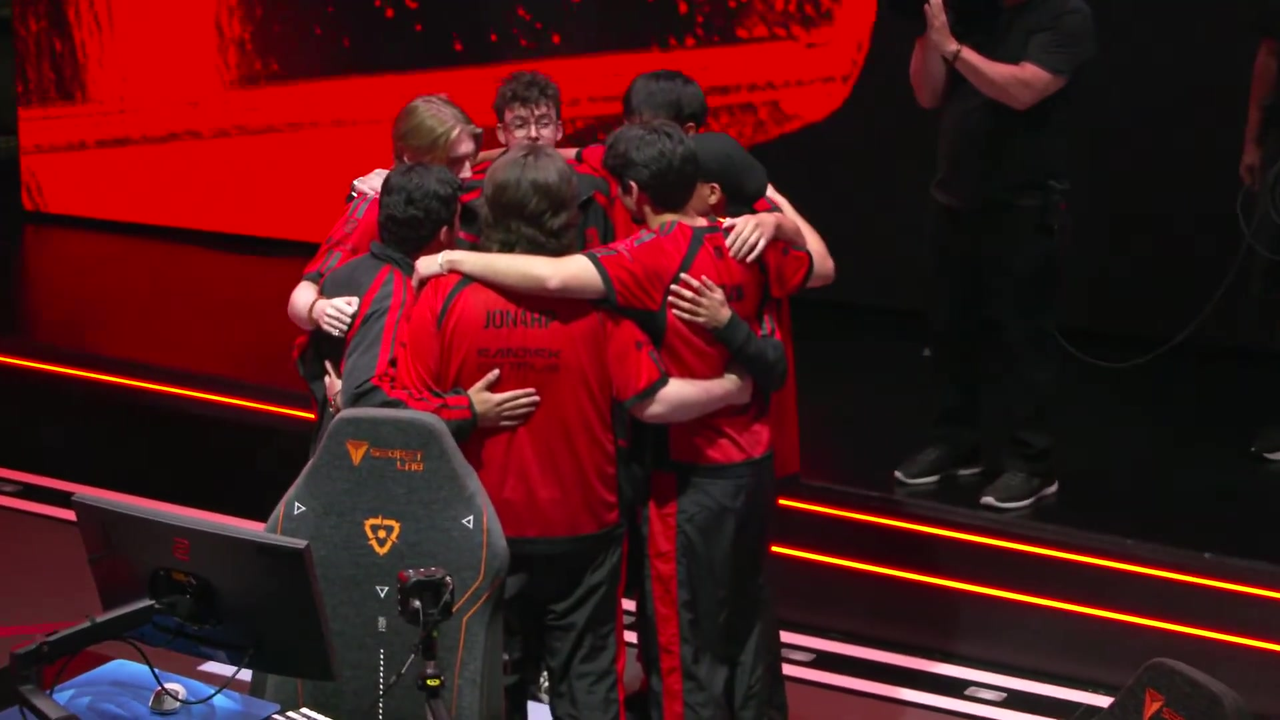 Cloud9-spelers bereiden zich voor op een ronde tegen Sentinels