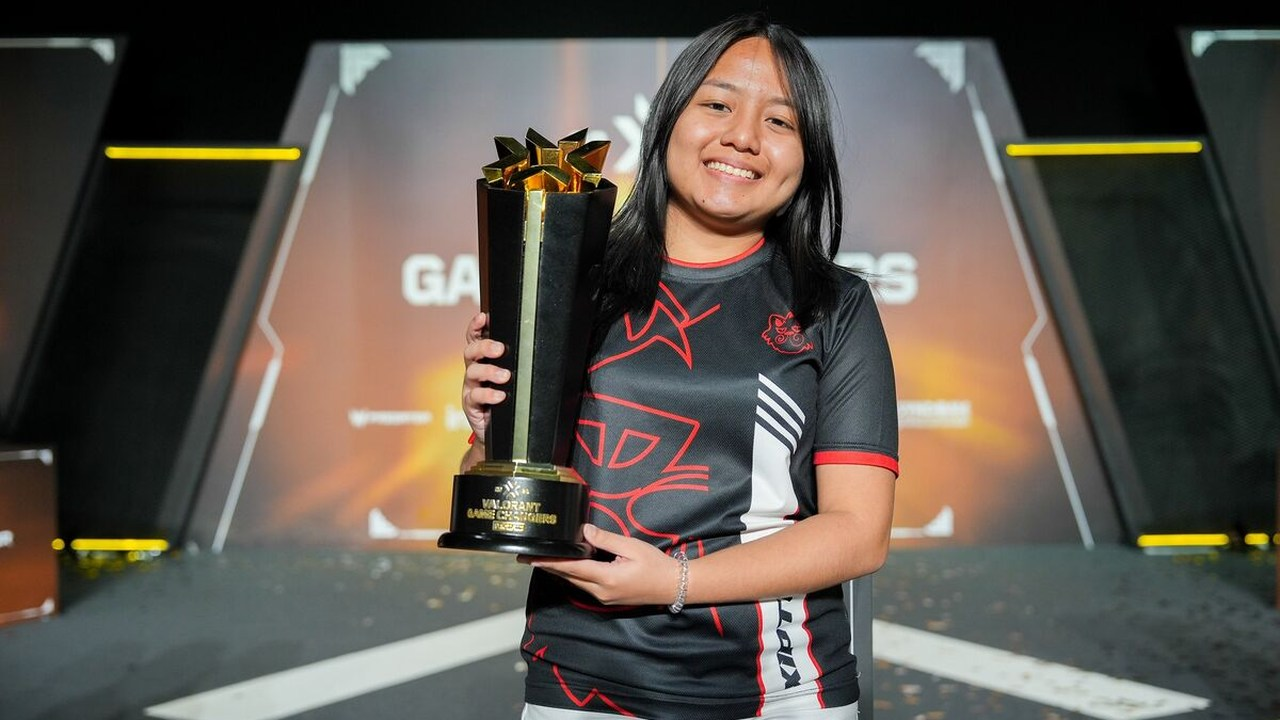 Grahams holds a trophy at a Valorant event