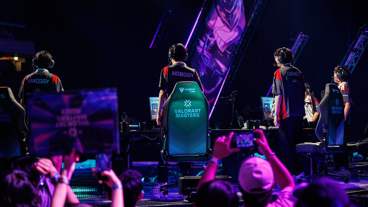 EDward Gaming Spieler auf der Bühne bei Masters London 2026
