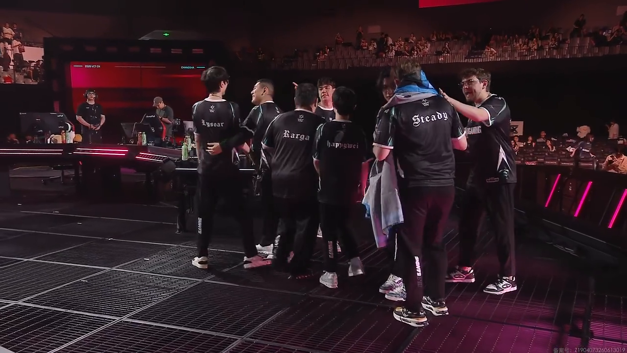 Xi Lai Gaming-spillere samles på scenen efter sejren over All Gamers