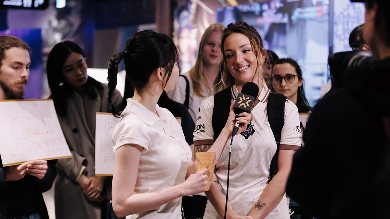 En Valorant Game Changers-deltager taler under et interview ved et event
