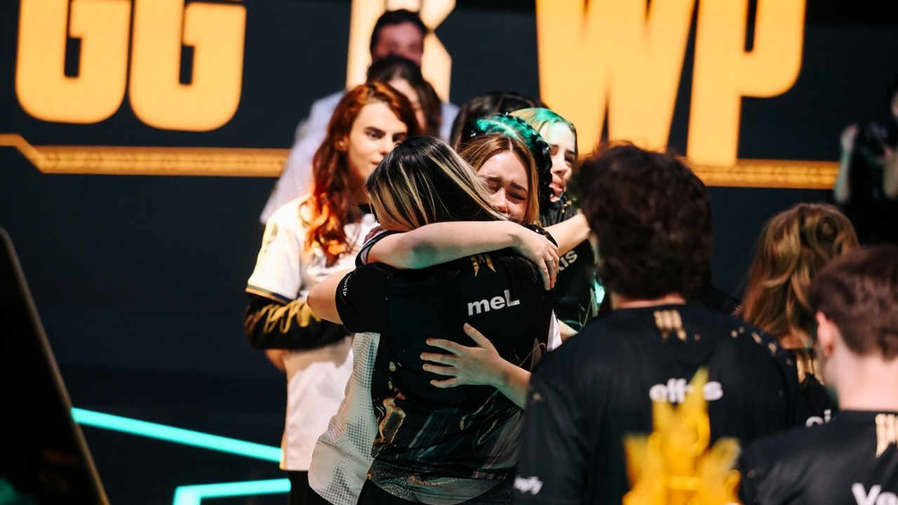 Valorant Game Changers-spillere omfavner hinanden efter en kamp
