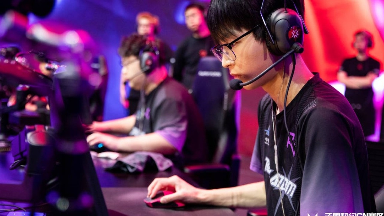 JDG Valorant-spelers strijden aan hun gamingbureaus