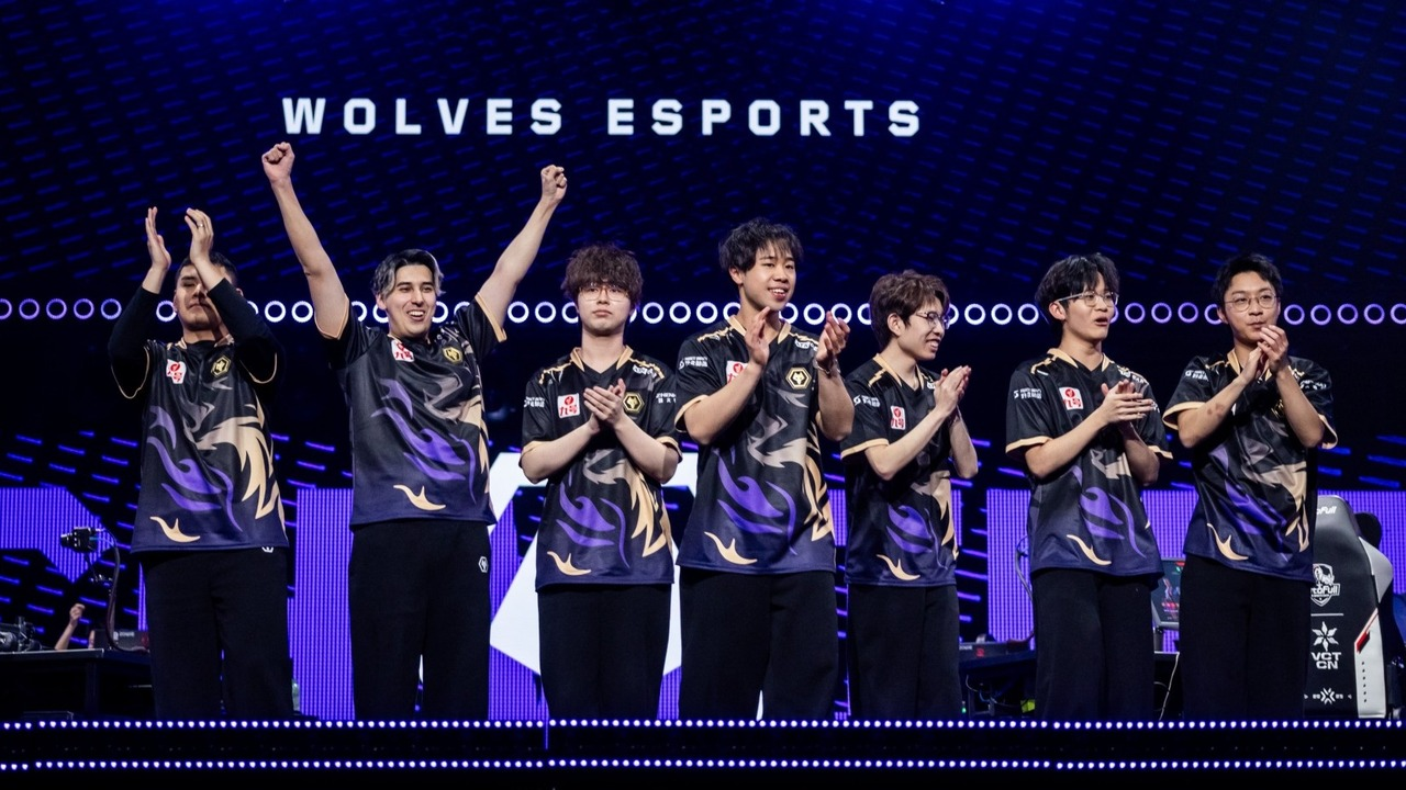 Игроки Wolves Esports по Valorant празднуют вместе на сцене