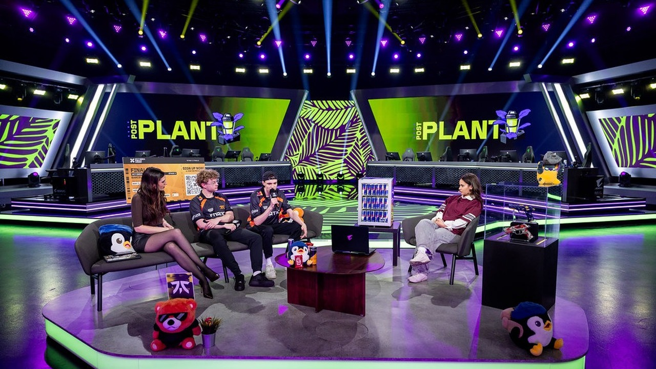 Игрок FNATIC по Valorant стоит на сцене живого турнира