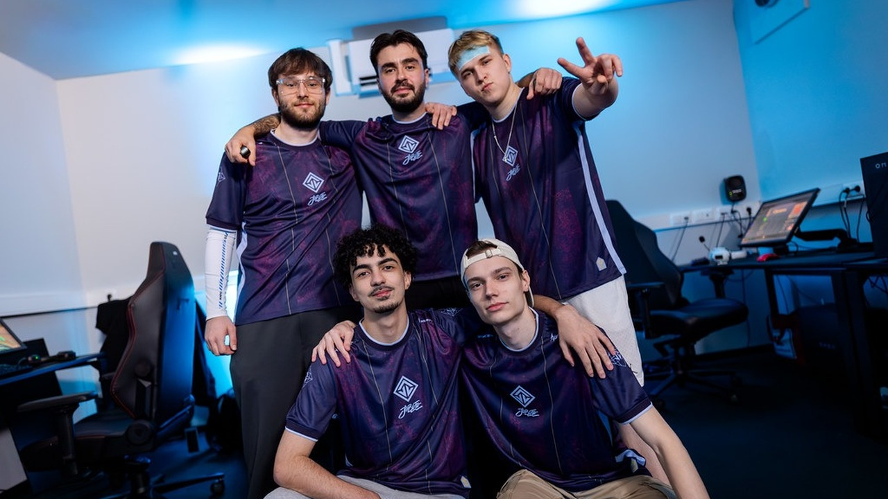 Joblife Valorant-spelers poseren samen in teamkleding