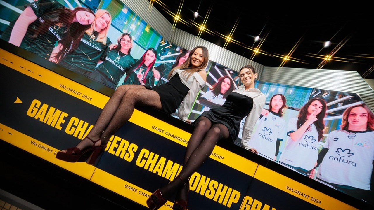 Spelers en gasten zitten naast het Valorant Game Changers-podium