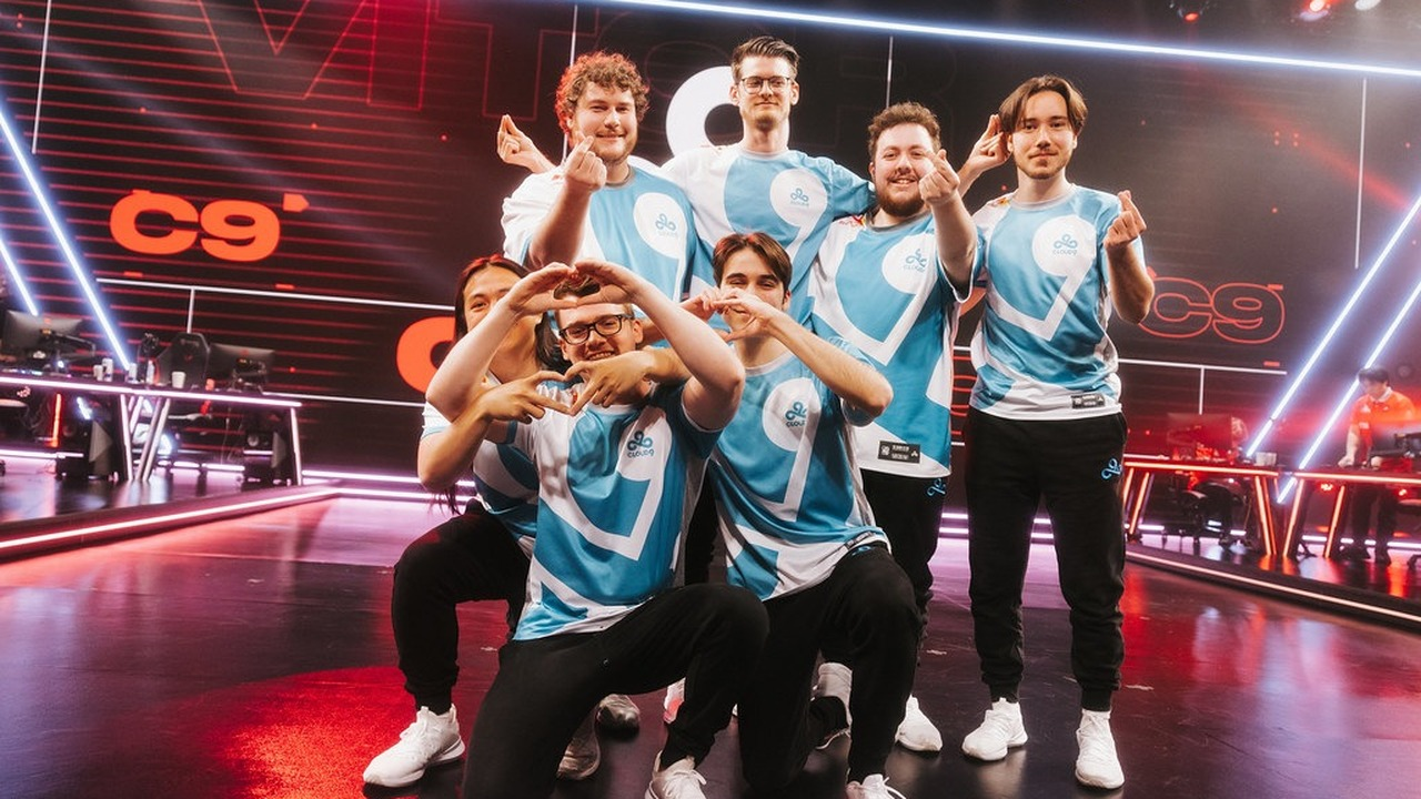 Cloud9 Valorant-spelare poserar tillsammans på scenen