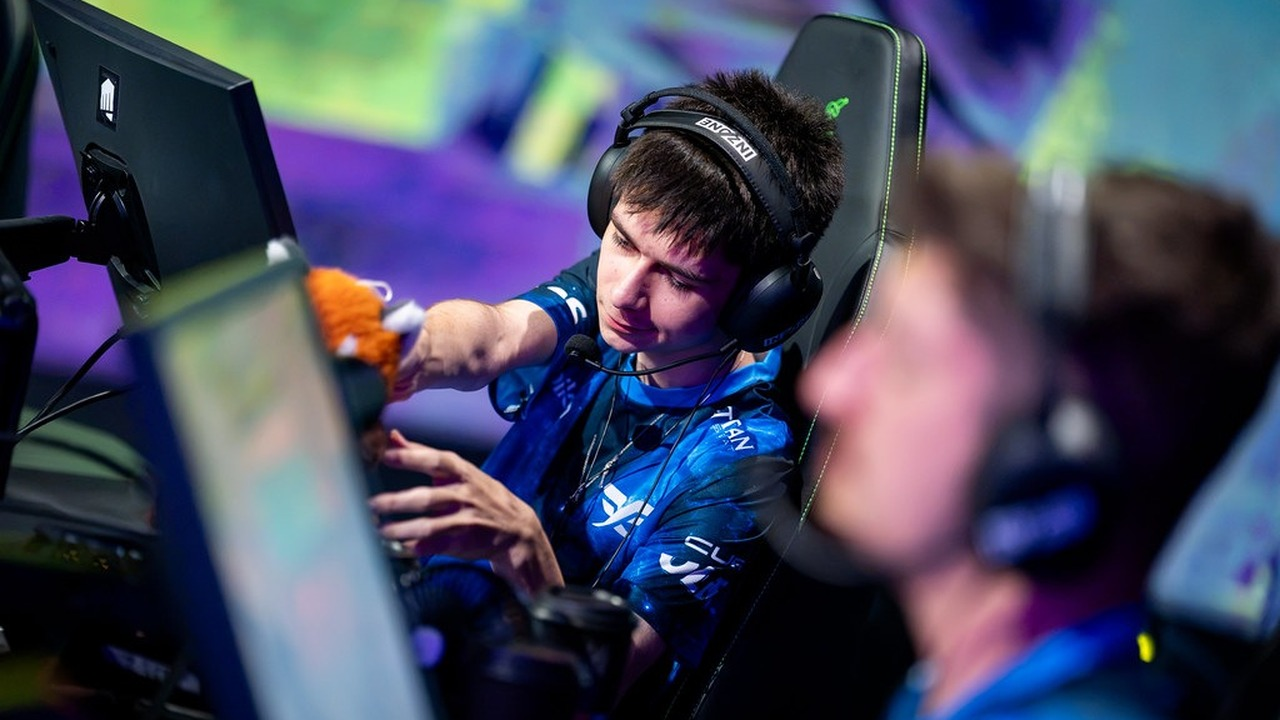 Fire Flux Valorant-Spieler tauschen an ihren Schreibtischen High Fives aus