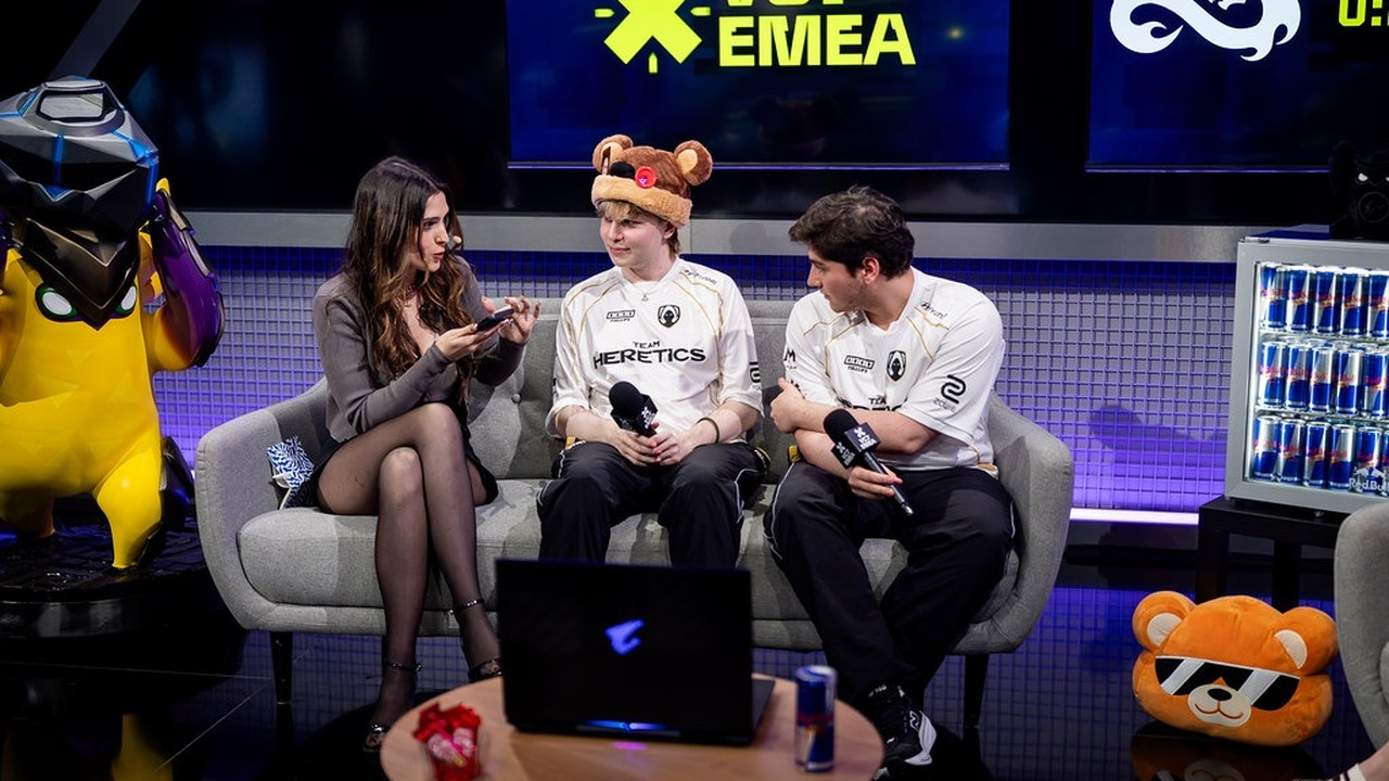 Team Heretics Valorant-Spieler stehen gemeinsam auf der Bühne