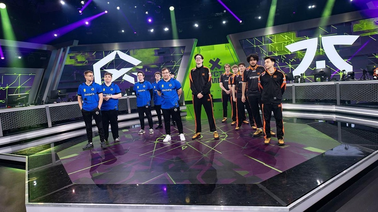 FNATIC en GIANTX Valorant-spelers staan op het podium