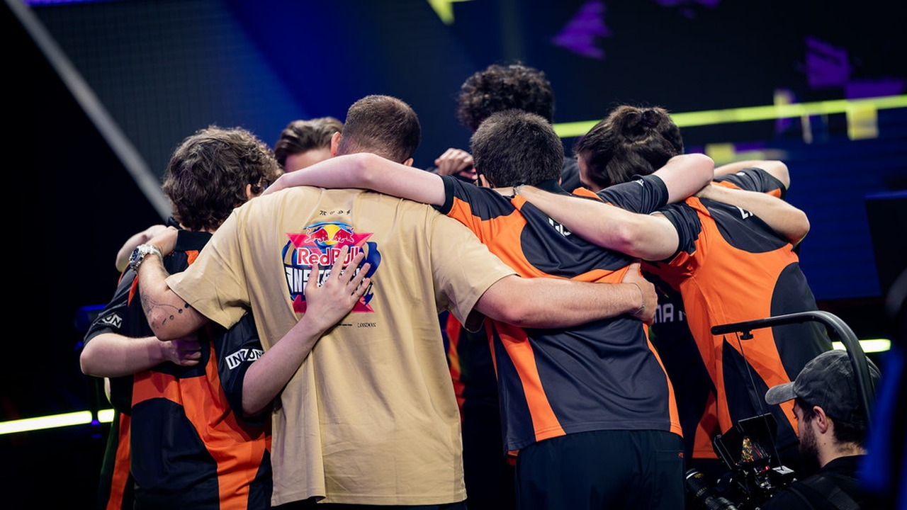 FNATIC Valorant-spelers verzamelen zich in een teambijeenkomst