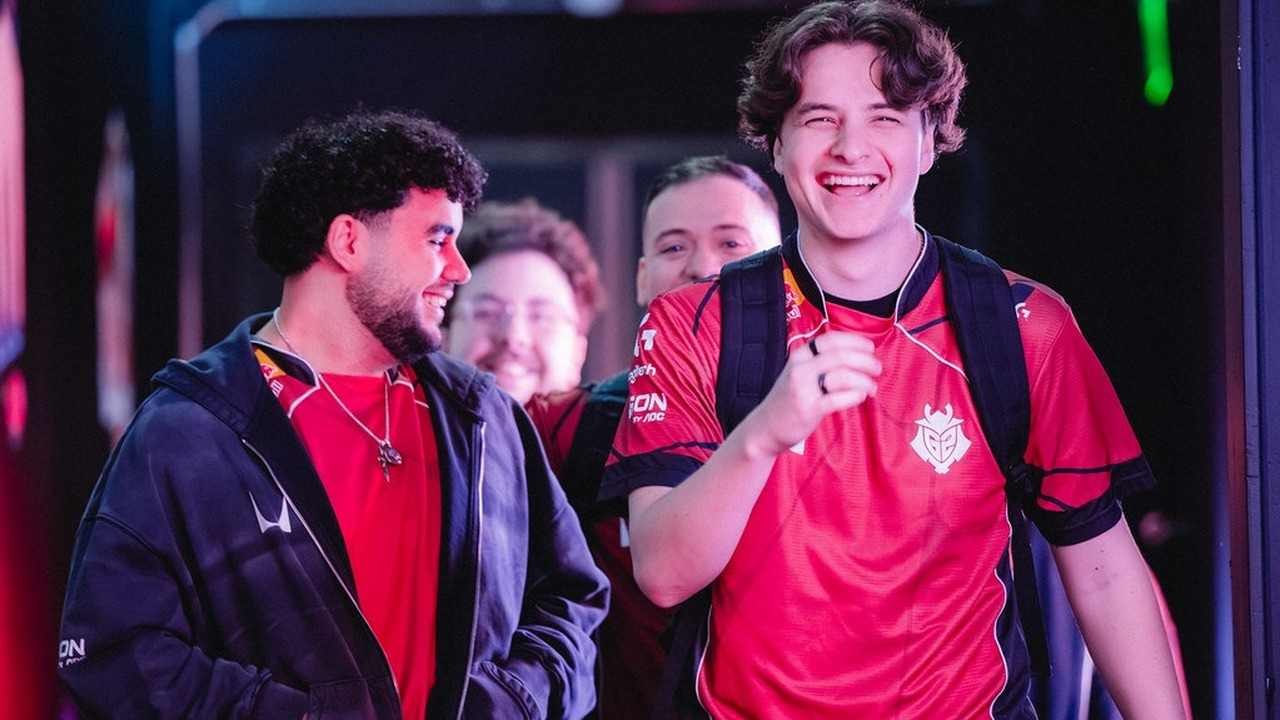 G2 Esports Valorant-spillere står sammen