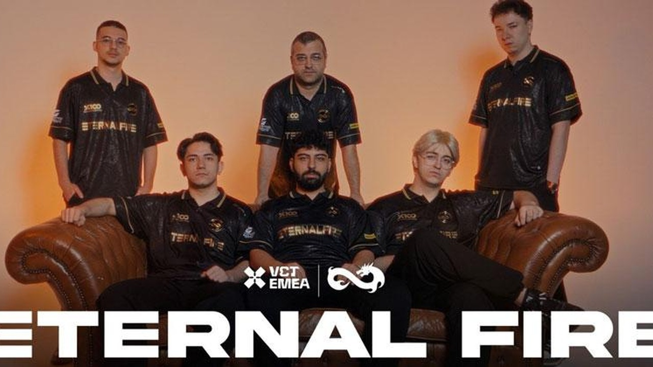 Eternal Fire Valorant-Spieler posieren um ein Sofa