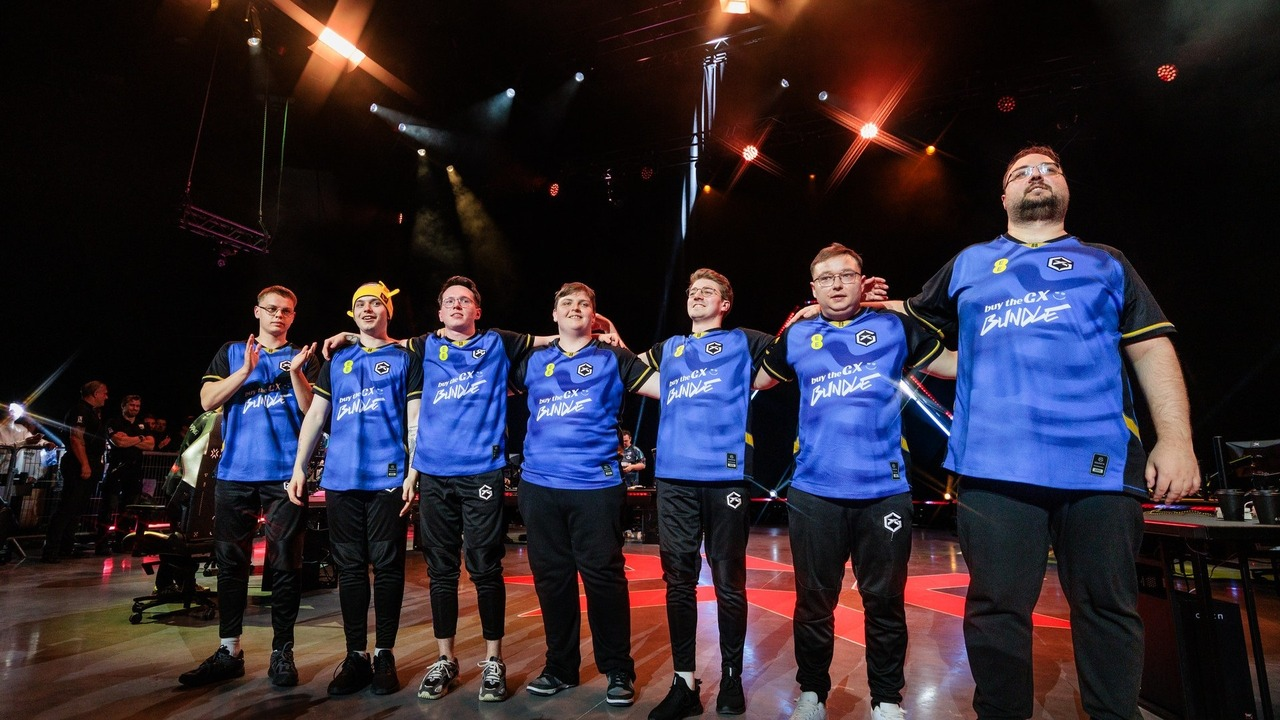 GIANTX Valorant-Spieler stehen gemeinsam auf der Bühne