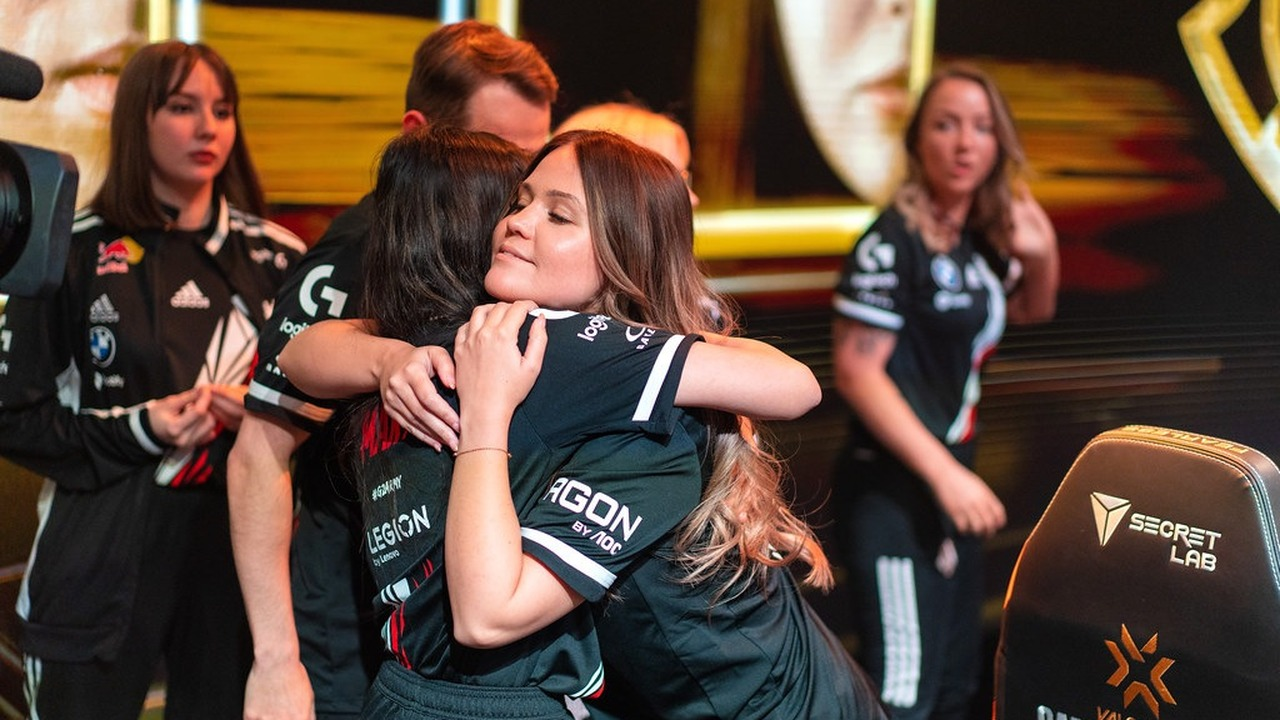 Zwei G2 Gozen-Spieler umarmen sich nach einem Match