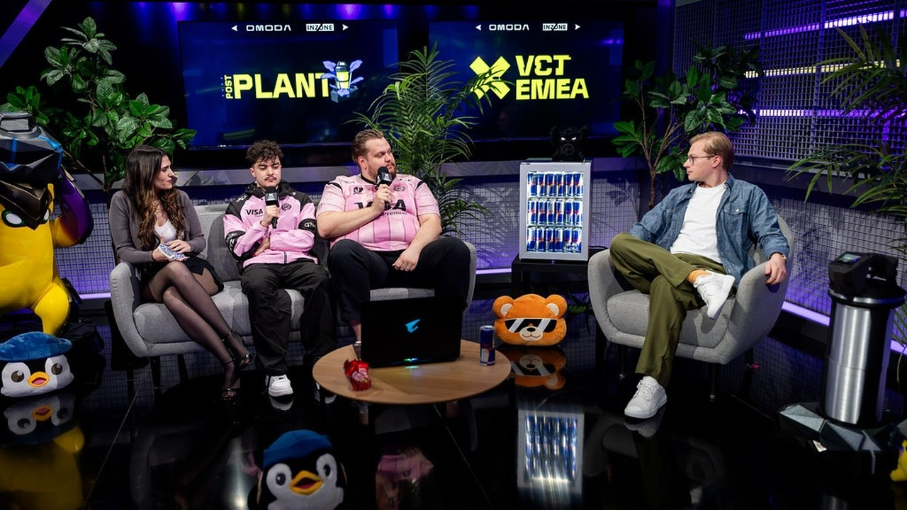 Игроки Gentle Mates по Valorant сидят вместе во время интервью на сцене