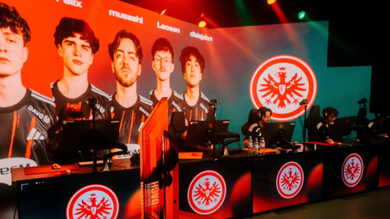 Игроки Eintracht Frankfurt Valorant стоят вместе на ивенте
