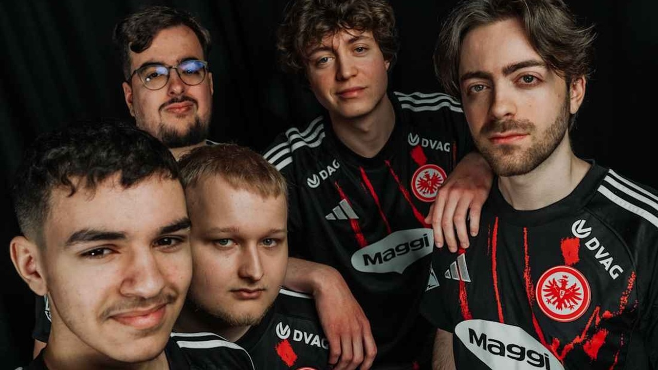 Игроки Eintracht Frankfurt VALORANT позируют вместе