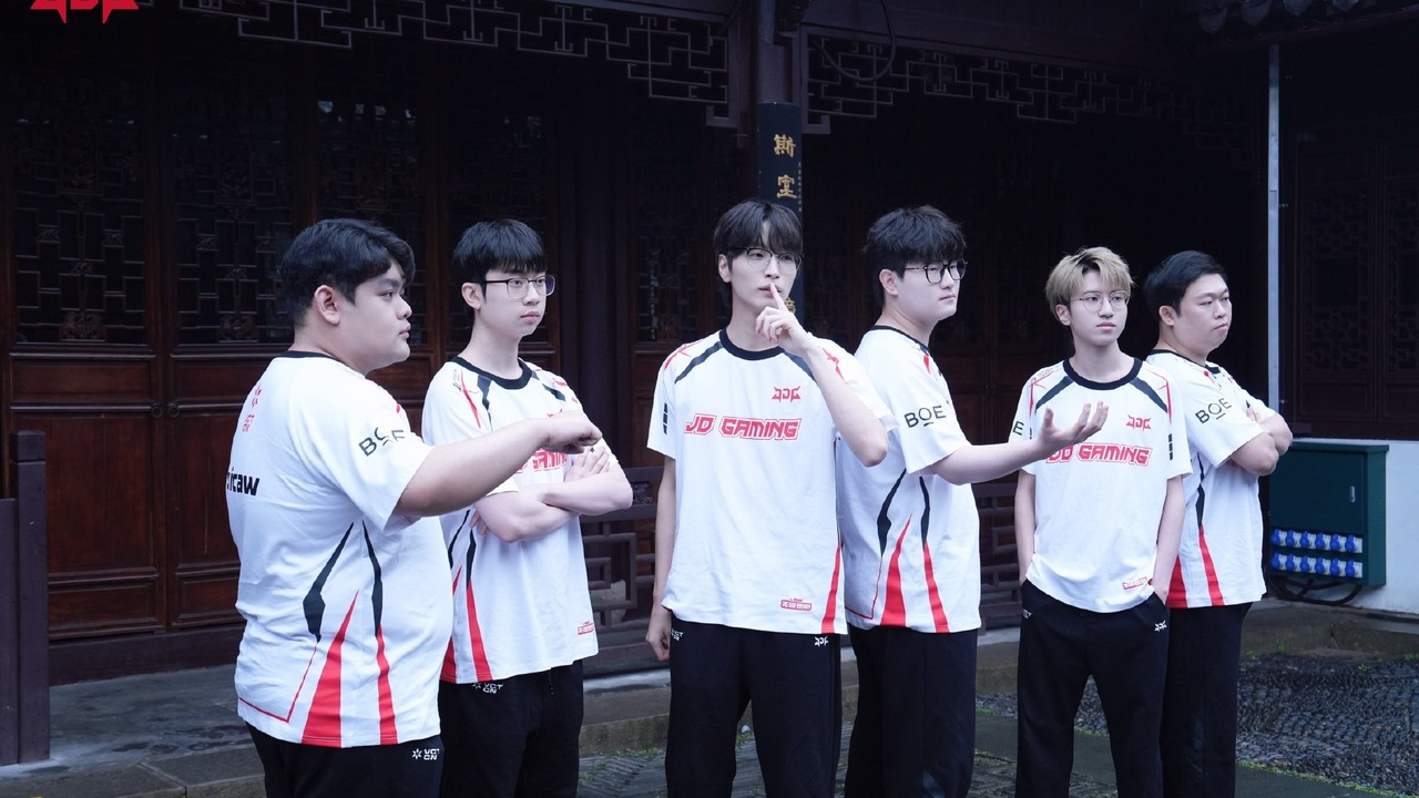 JDG Esports Valorant spelers staan samen in witte teamshirts
