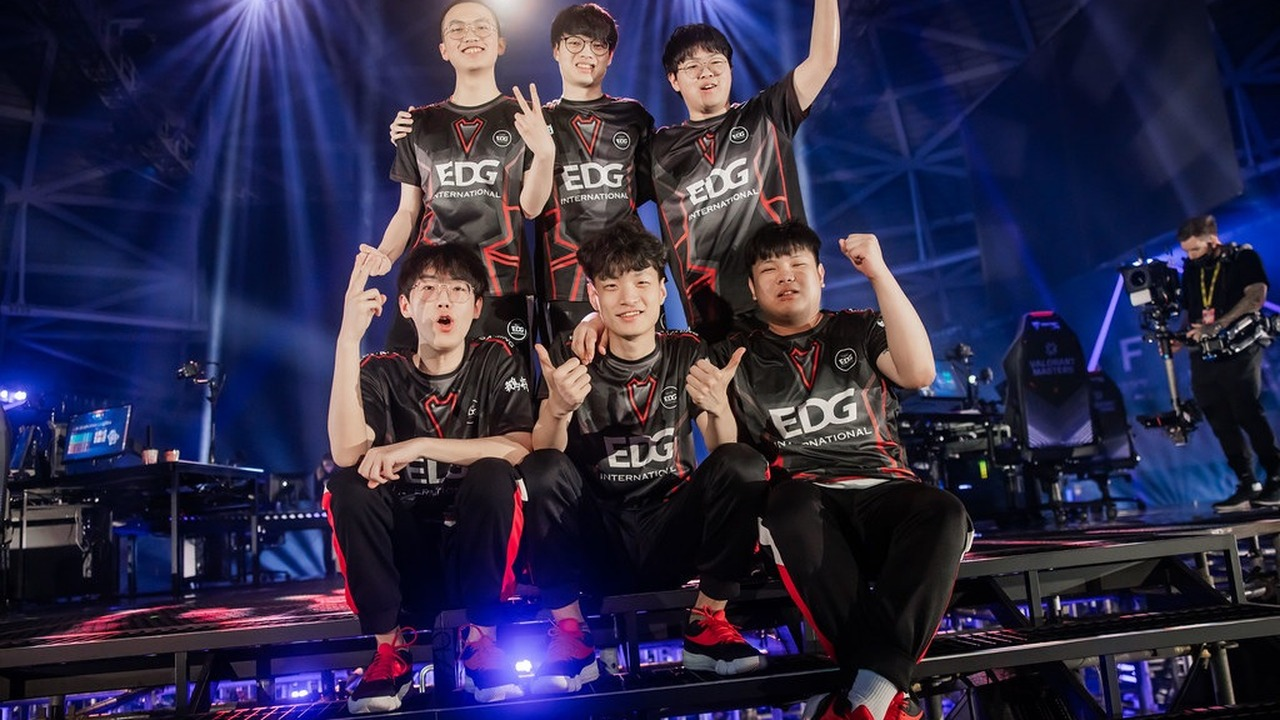 EDward Gaming Valorant spelers poseren samen op het podium