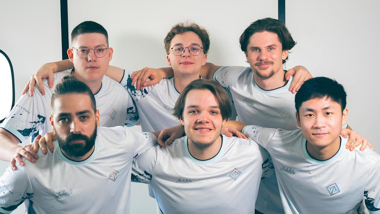 Joblife Valorant-spelare poserar tillsammans i lagkläder