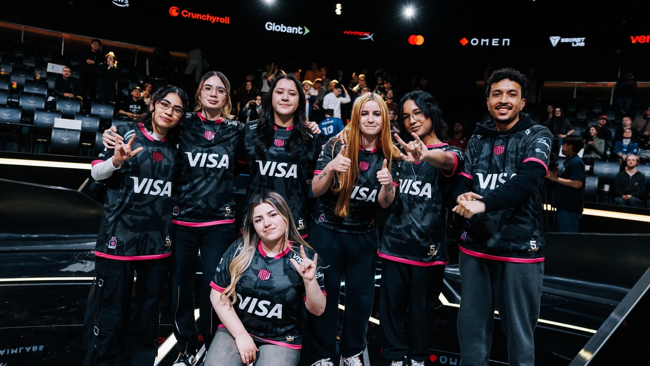 KRU Blaze Spieler posieren zusammen in einer Esports-Arena