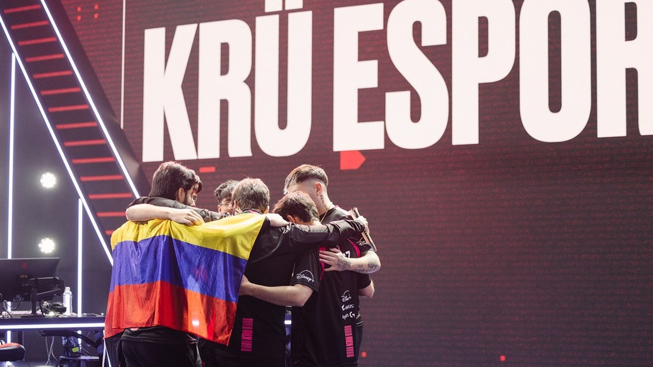 KRÜ Esports Valorant-spillere samles på scenen