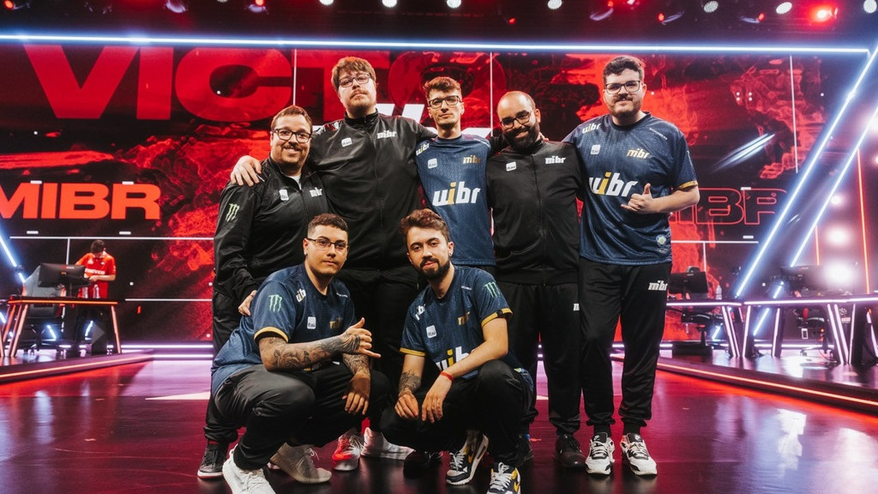 MIBR Valorant-Spieler stehen gemeinsam auf der Bühne