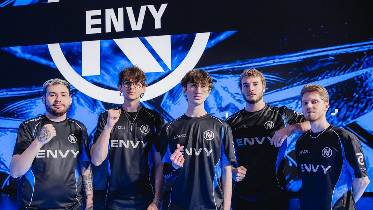 ENVY Valorant-spillere står sammen ved et VCT-event