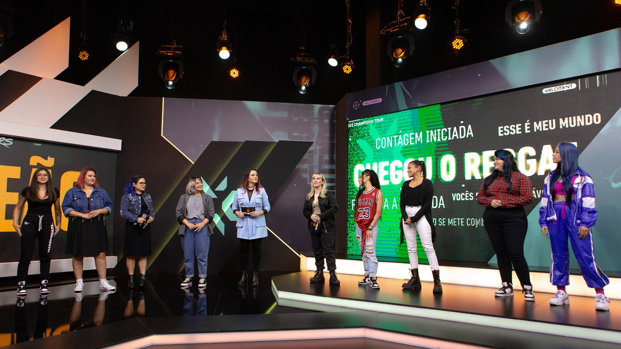 Spieler von Team Liquid Brazil stehen auf einer Game Changers Bühne